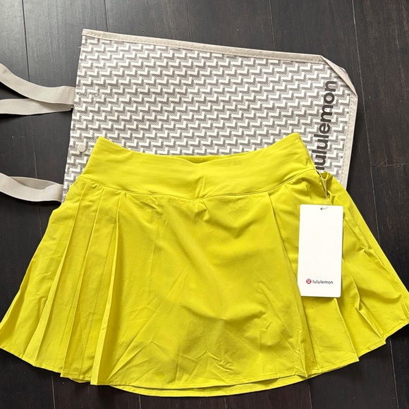 LULULEMON SIDE PLEAT HR TENNIS SKIRT IN YELLOW SERPENTINE SZ 4 NWT